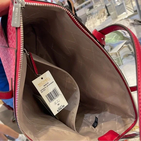 MICHAEL KORS Marilyn Md Signature Logo Shoulder Tote Bag
Dark Raspberry
NWT - Picture 14 of 16